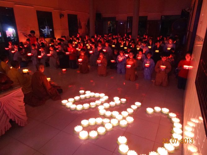 Long An: Thắp đèn trời tri ân cha mẹ tại khóa tu “Sống và Khát Vọng”