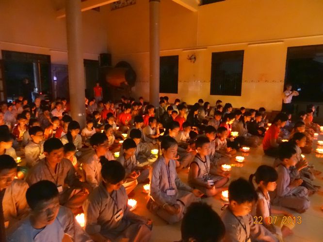 Long An: Thắp đèn trời tri ân cha mẹ tại khóa tu “Sống và Khát Vọng”