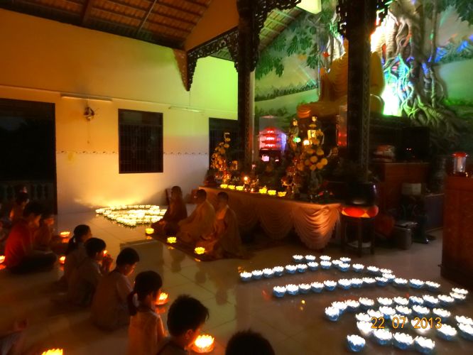 Long An: Thắp đèn trời tri ân cha mẹ tại khóa tu “Sống và Khát Vọng”