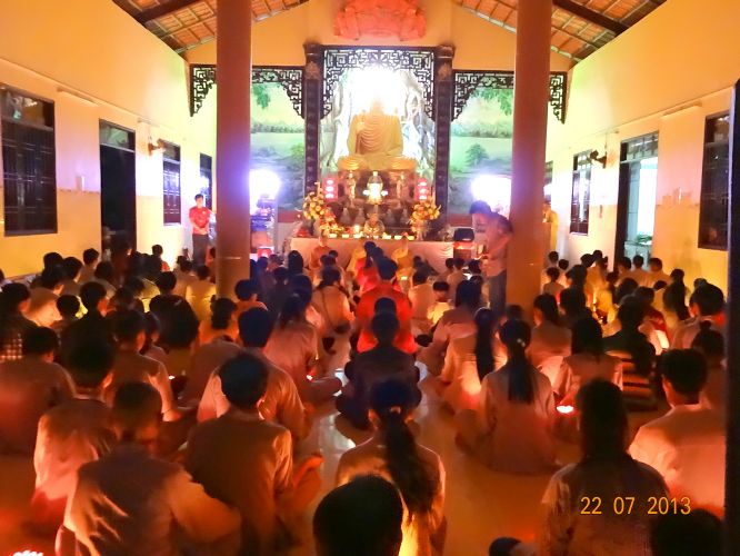 Long An: Thắp đèn trời tri ân cha mẹ tại khóa tu “Sống và Khát Vọng”