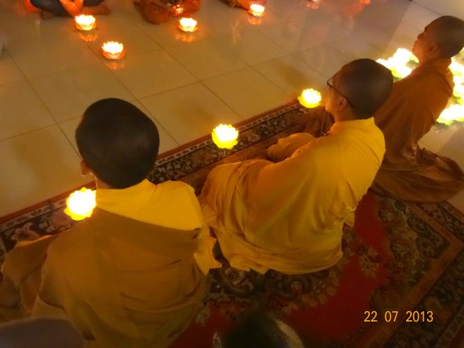 Long An: Thắp đèn trời tri ân cha mẹ tại khóa tu “Sống và Khát Vọng”