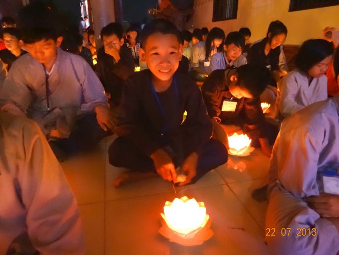 Long An: Thắp đèn trời tri ân cha mẹ tại khóa tu “Sống và Khát Vọng”