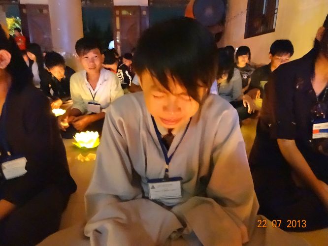 Long An: Thắp đèn trời tri ân cha mẹ tại khóa tu “Sống và Khát Vọng”