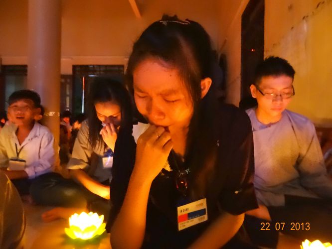 Long An: Thắp đèn trời tri ân cha mẹ tại khóa tu “Sống và Khát Vọng”