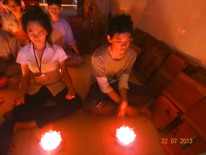 Long An: Thắp đèn trời tri ân cha mẹ tại khóa tu “Sống và Khát Vọng”