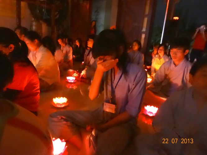 Long An: Thắp đèn trời tri ân cha mẹ tại khóa tu “Sống và Khát Vọng”