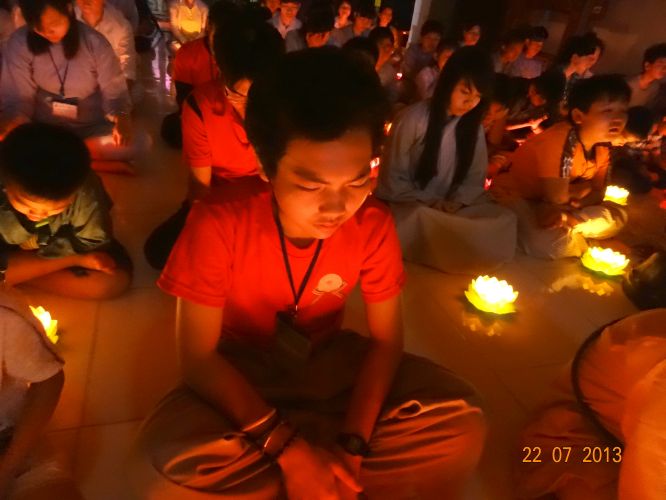 Long An: Thắp đèn trời tri ân cha mẹ tại khóa tu “Sống và Khát Vọng”
