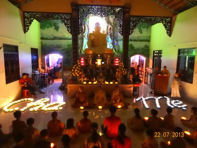 Long An: Thắp đèn trời tri ân cha mẹ tại khóa tu “Sống và Khát Vọng”