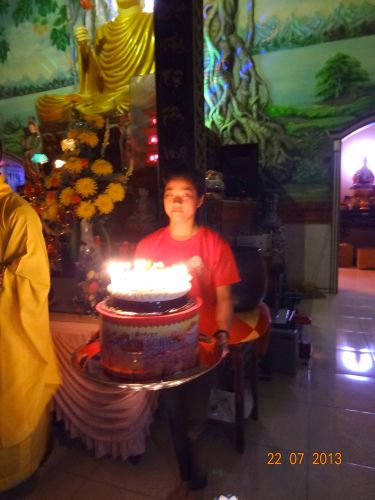 Long An: Thắp đèn trời tri ân cha mẹ tại khóa tu “Sống và Khát Vọng”