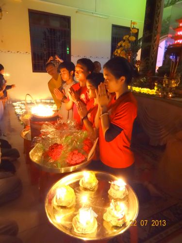 Long An: Thắp đèn trời tri ân cha mẹ tại khóa tu “Sống và Khát Vọng”