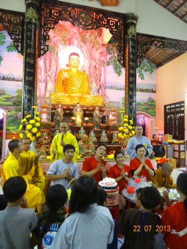 Long An: Thắp đèn trời tri ân cha mẹ tại khóa tu “Sống và Khát Vọng”