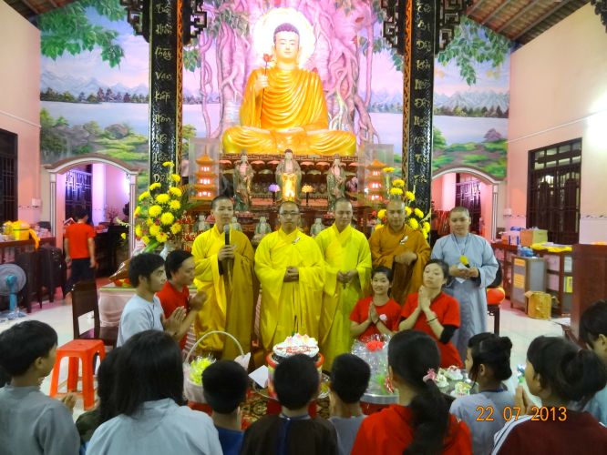 Long An: Thắp đèn trời tri ân cha mẹ tại khóa tu “Sống và Khát Vọng”