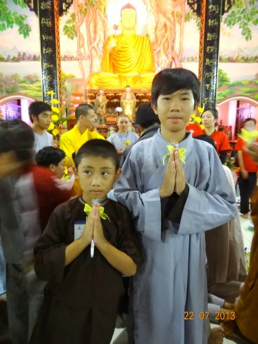 Long An: Thắp đèn trời tri ân cha mẹ tại khóa tu “Sống và Khát Vọng”