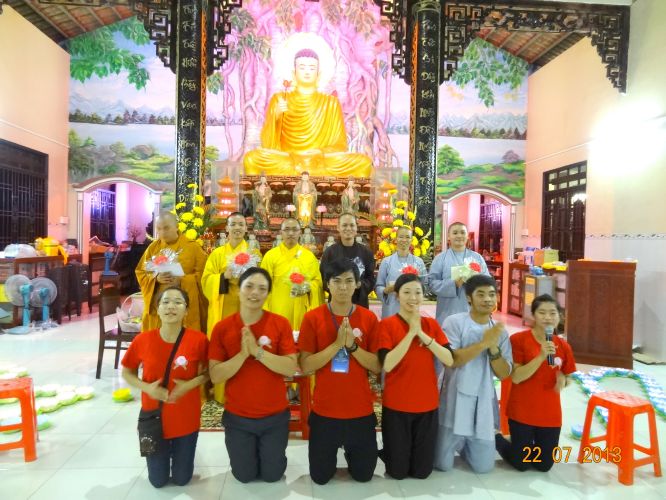 Long An: Thắp đèn trời tri ân cha mẹ tại khóa tu “Sống và Khát Vọng”