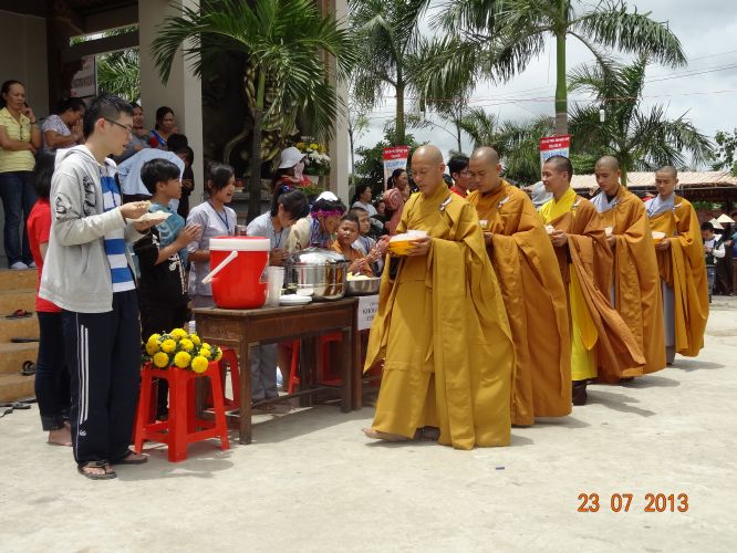 Long An: Hội chợ dành cho các bạn trẻ tại khóa tu “Sống và Khát Vọng”