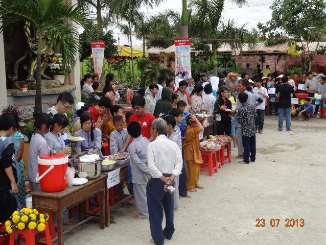 Long An: Hội chợ dành cho các bạn trẻ tại khóa tu “Sống và Khát Vọng”