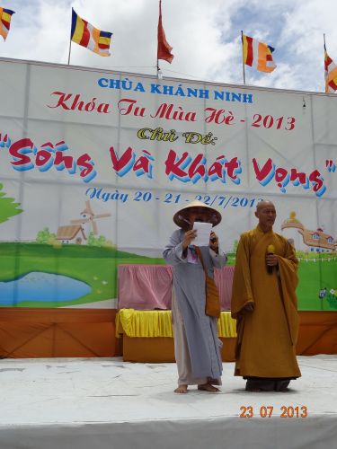 Long An: Hội chợ dành cho các bạn trẻ tại khóa tu “Sống và Khát Vọng”