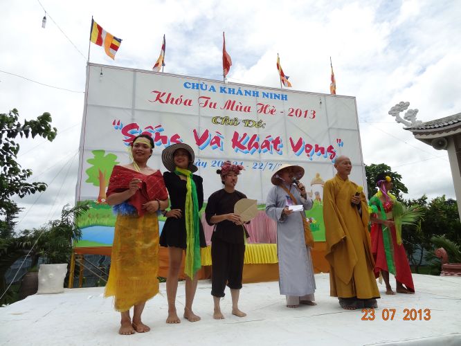 Long An: Hội chợ dành cho các bạn trẻ tại khóa tu “Sống và Khát Vọng”