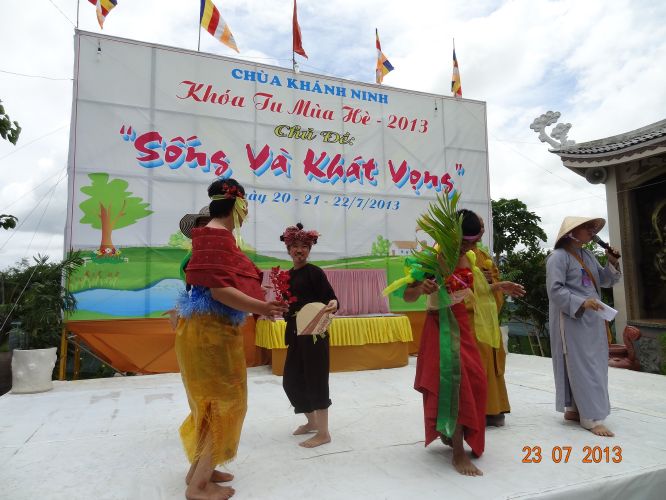 Long An: Hội chợ dành cho các bạn trẻ tại khóa tu “Sống và Khát Vọng”