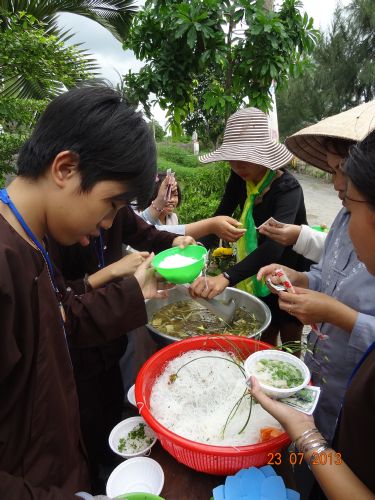 Long An: Hội chợ dành cho các bạn trẻ tại khóa tu “Sống và Khát Vọng”