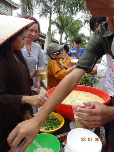 Long An: Hội chợ dành cho các bạn trẻ tại khóa tu “Sống và Khát Vọng”