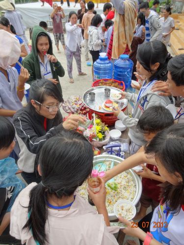 Long An: Hội chợ dành cho các bạn trẻ tại khóa tu “Sống và Khát Vọng”