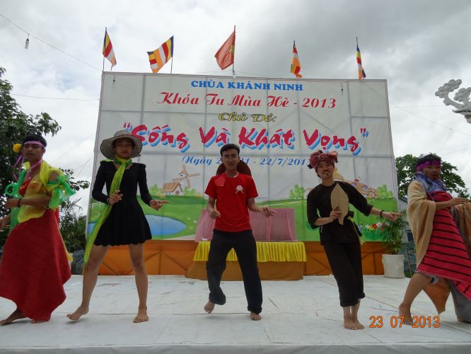 Long An: Hội chợ dành cho các bạn trẻ tại khóa tu “Sống và Khát Vọng”