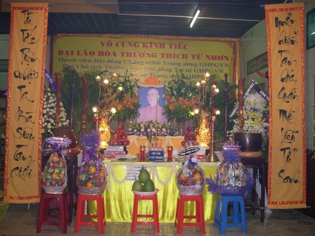 Chùm ảnh: Các đoàn viếng ĐLHT. Thích Từ Nhơn buổi sáng ngày thứ ba 28/4