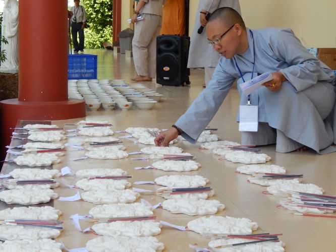 Đồng Tháp: Nghệ thuật tô tượng Phật tại hội trại Hiểu và Thương