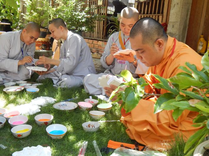 Đồng Tháp: Nghệ thuật tô tượng Phật tại hội trại Hiểu và Thương