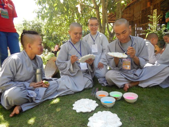 Đồng Tháp: Nghệ thuật tô tượng Phật tại hội trại Hiểu và Thương