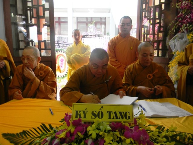 Chùm ảnh: Các đoàn viếng ĐLHT. Thích Từ Nhơn buổi sáng ngày thứ ba 28/4