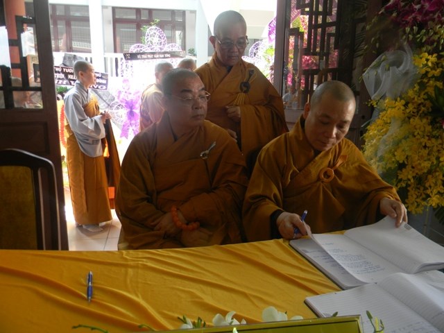 Chùm ảnh: Các đoàn viếng ĐLHT. Thích Từ Nhơn buổi sáng ngày thứ ba 28/4