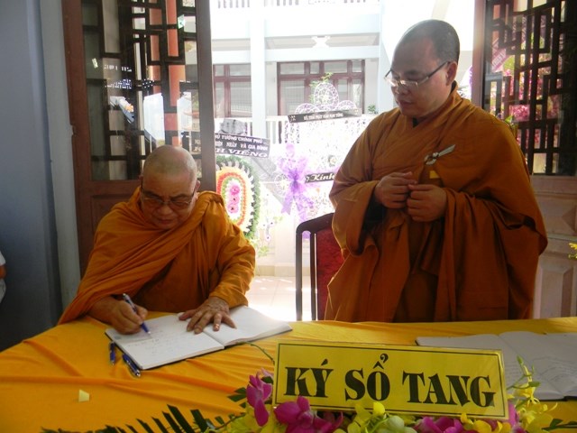 Chùm ảnh: Các đoàn viếng ĐLHT. Thích Từ Nhơn buổi sáng ngày thứ ba 28/4