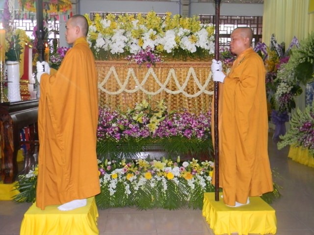 Chùm ảnh: Các đoàn viếng ĐLHT. Thích Từ Nhơn buổi sáng ngày thứ ba 28/4