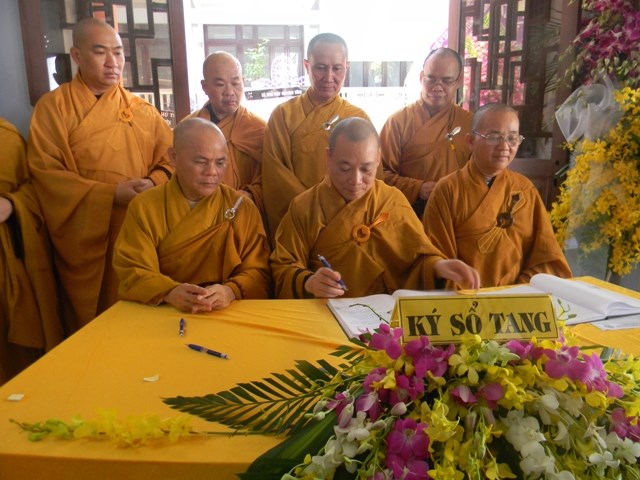 Chùm ảnh: Các đoàn viếng ĐLHT. Thích Từ Nhơn buổi sáng ngày thứ ba 28/4