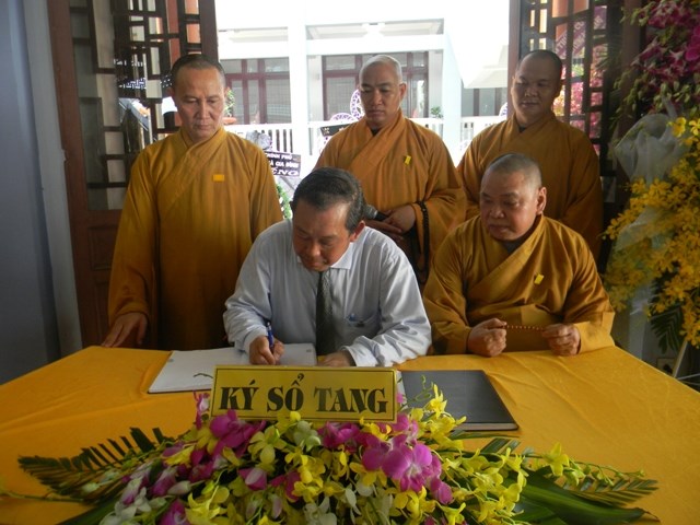 Chùm ảnh: Các đoàn viếng ĐLHT. Thích Từ Nhơn buổi sáng ngày thứ ba 28/4