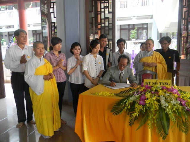 Chùm ảnh: Các đoàn viếng ĐLHT. Thích Từ Nhơn buổi sáng ngày thứ ba 28/4