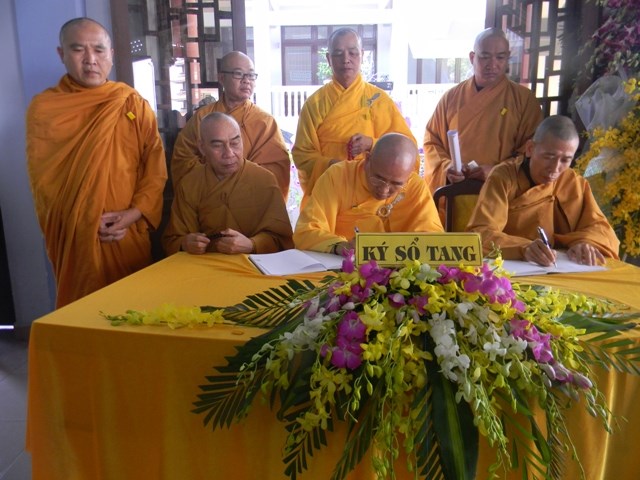 Chùm ảnh: Các đoàn viếng ĐLHT. Thích Từ Nhơn buổi sáng ngày thứ ba 28/4