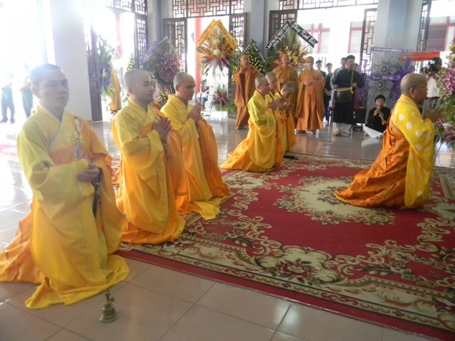 Chùm ảnh: Các đoàn viếng ĐLHT. Thích Từ Nhơn buổi sáng ngày thứ ba 28/4