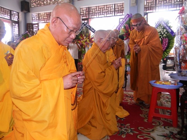 Chùm ảnh: Các đoàn viếng ĐLHT. Thích Từ Nhơn buổi sáng ngày thứ ba 28/4