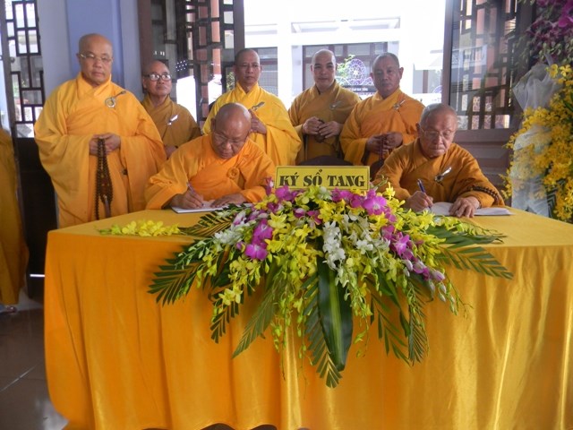 Chùm ảnh: Các đoàn viếng ĐLHT. Thích Từ Nhơn buổi sáng ngày thứ ba 28/4