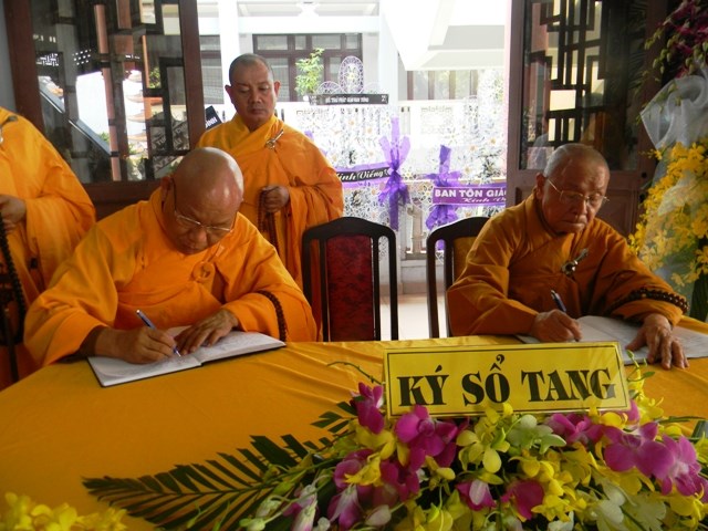 Chùm ảnh: Các đoàn viếng ĐLHT. Thích Từ Nhơn buổi sáng ngày thứ ba 28/4