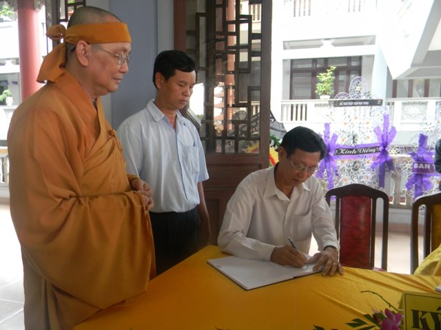 Chùm ảnh: Các đoàn viếng ĐLHT. Thích Từ Nhơn buổi sáng ngày thứ ba 28/4