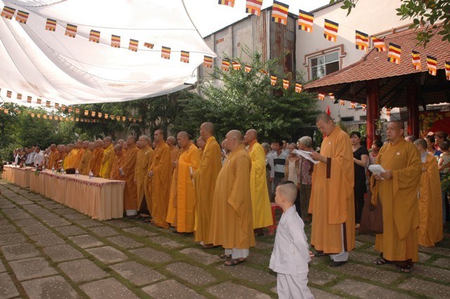 Bình Dương: Thuận An chào mừng Đại Lễ Phật Đản PL 2557