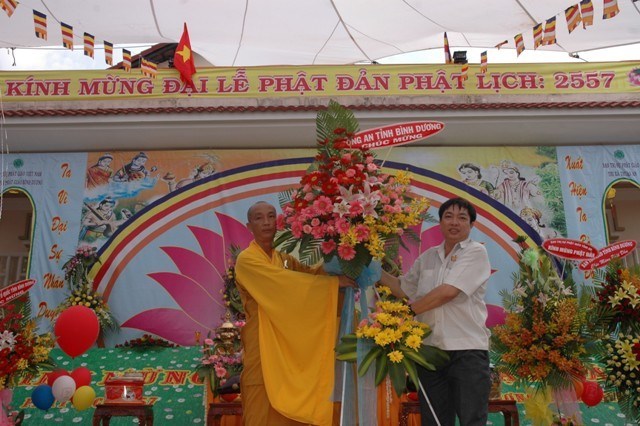 Bình Dương: Thuận An chào mừng Đại Lễ Phật Đản PL 2557