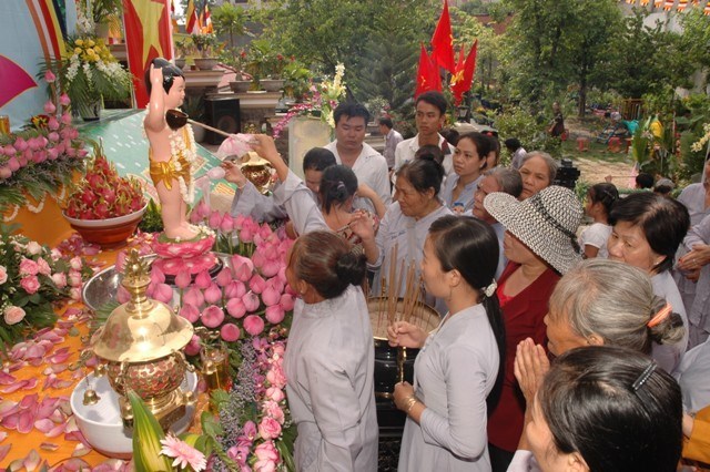Bình Dương: Thuận An chào mừng Đại Lễ Phật Đản PL 2557
