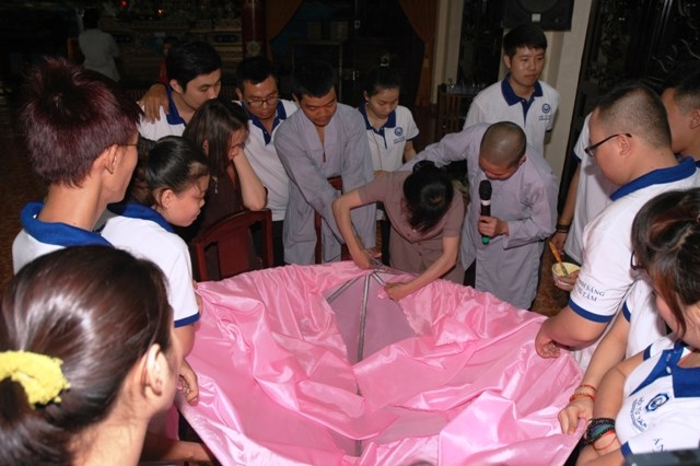 TP. HCM: Quá trình thực hiện mô hình Thất Liên Đăng chào mừng Phật Đản 2557