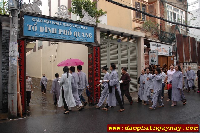 TP. HCM: Quan Âm Tu Viện cúng dường 13 trường hạ