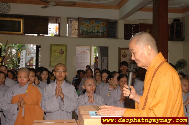 TP. HCM: Quan Âm Tu Viện cúng dường 13 trường hạ